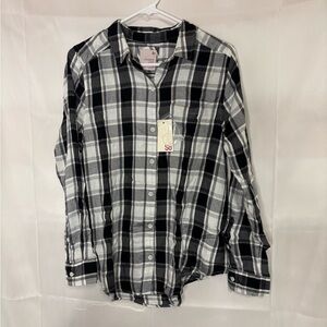 New with tags, womens size medium plaid shirt, #H779